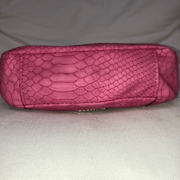 Guess flap over snap button cross body vegan purse - Picture 4 of 4